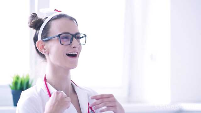 Медсестра долбится в пилотку на экстренном вызове.