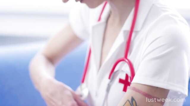 Медсестра долбится в пилотку на экстренном вызове.