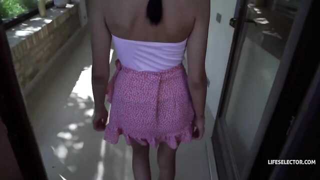 Две подружки заставляют начальника лагеря сделать сексуальное признание.