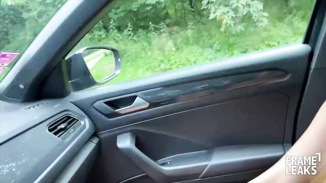 Czarny pickup zabrał blondynkę na naturę do odbytu