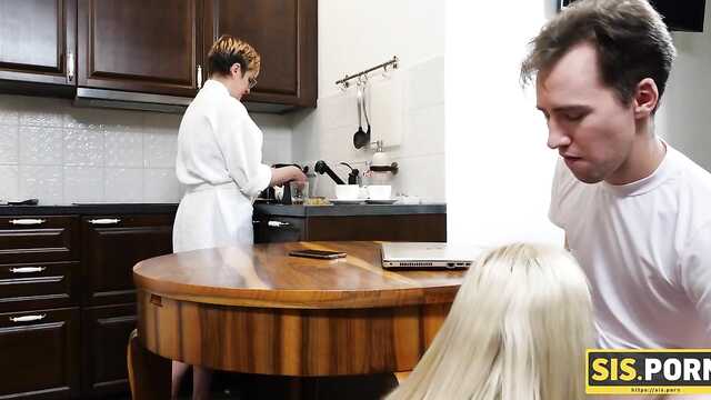 Laptop na bok, członek w cipkę