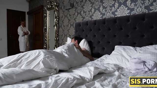 Laptop na bok, członek w cipkę