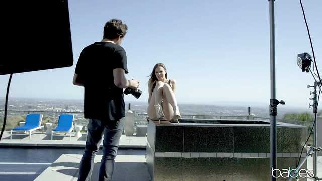 Członkiem przygotował szczupłą modelkę do zdjęć