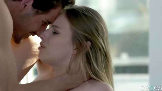 Członkiem przygotował szczupłą modelkę do zdjęć