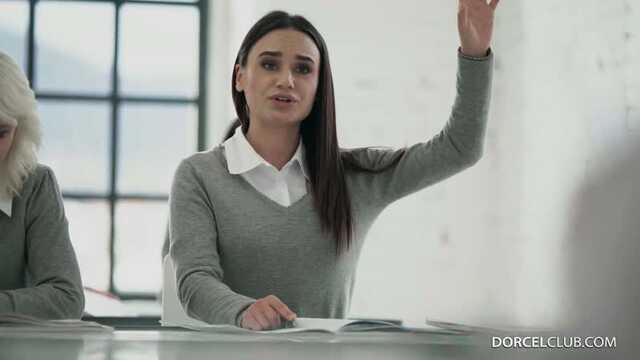 Посетите Университет: Тройничек в туалете!