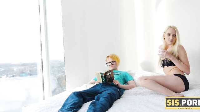 Blondynka Jana potajemnie zdradziła chłopaka