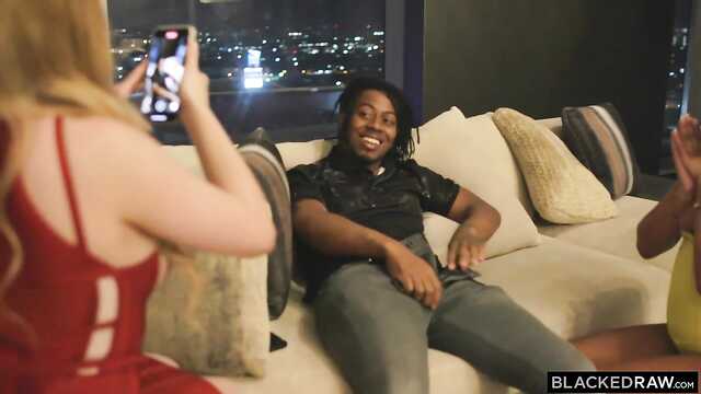 O músico engole e uma namorada negra e uma garota branca