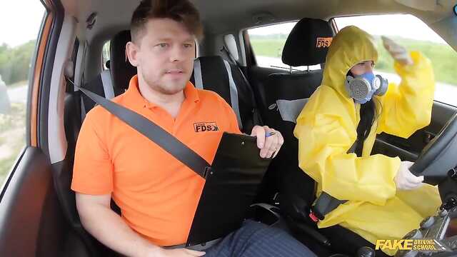 Wyraźnie zdała egzamin na prawo jazdy pilotką