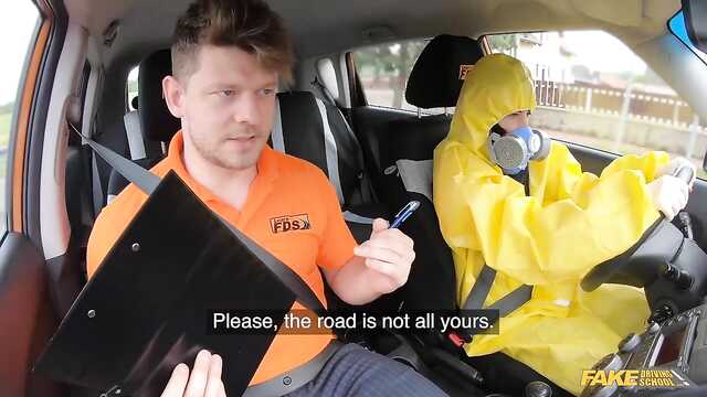 Wyraźnie zdała egzamin na prawo jazdy pilotką