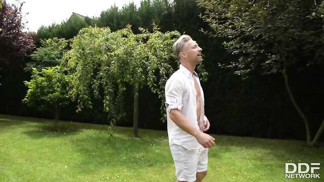 Titten latina in Öl ein Schwanz in den Arsch tut nicht weh