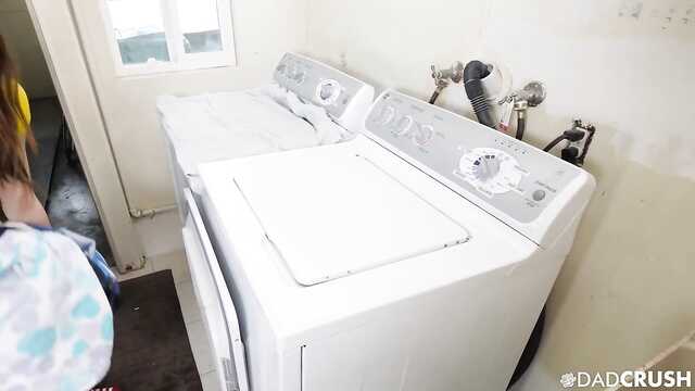 Не может одна без члена: история очкастой студентки.