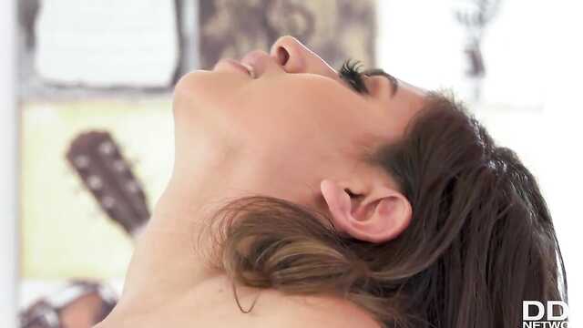 Doświadczona Latina i językiem doprowadzi do orgazmu