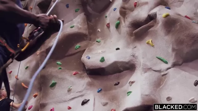 Қара гуру мүшесі үйретеді ақ красотку