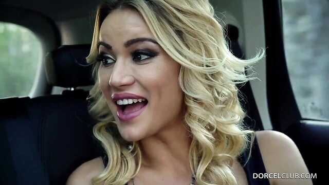 Художник рисует рыжуху аналом.