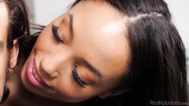 Asiatique baisée seulement par les canons de l'est