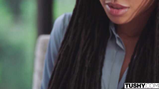 Czarna Tyłek lubi eksperymenty i biały kogut