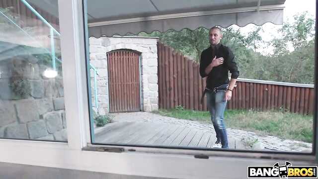 Ruda Latina ugniata tyłek z pomocą sąsiada