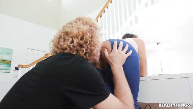 Фетишист Разорвал Джинсы и Очко Красотки