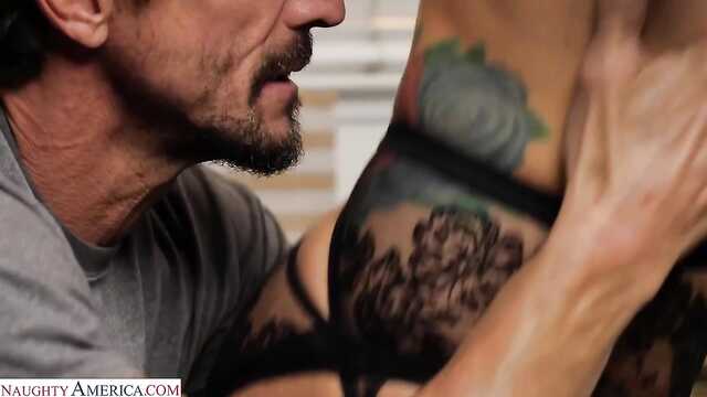 W podziękowaniu ssie i pieprzy się z nieznajomym