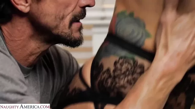 Алғыс ретінде сорады және трахается с незнакомцем