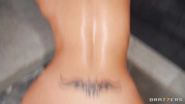 Złapał latynoskę w łazience i uderzył w dupę