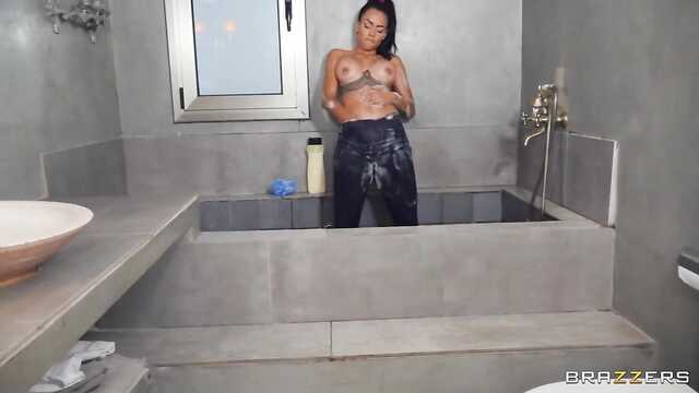 Złapał latynoskę w łazience i uderzył w dupę