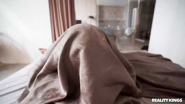 Durante a quarentena, a Asiática fode sem parar