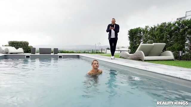 Роскошная блондинка дарит любовь охраннику.