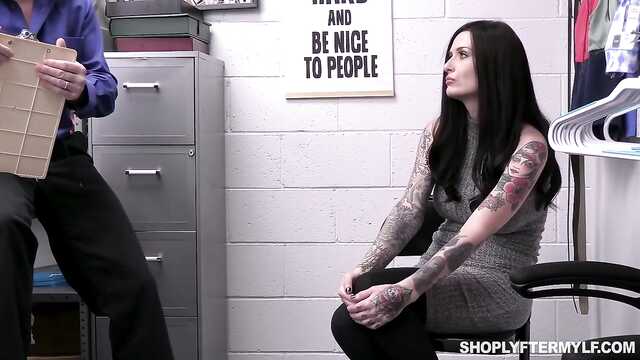 Złodziejka specjalnie przyłapana przez zatroskanego ochroniarza