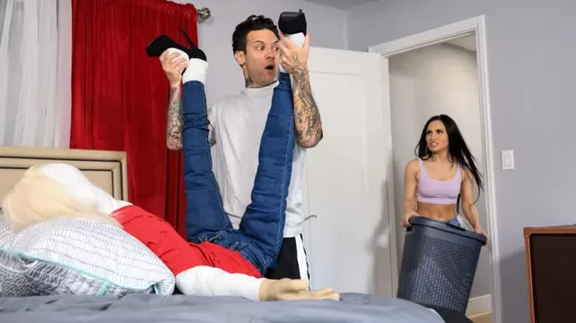 Жетілген әйелдер өздерінің жалаңаш пиздаларына спермы (бейне)