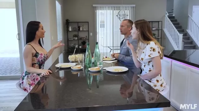 Ас үйде де, үйде де әйелдер жалаңаш