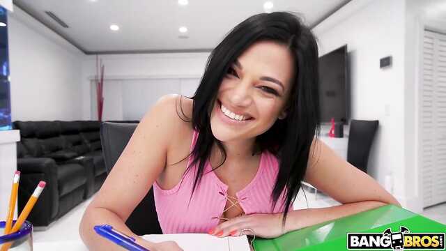 Wielkie cycki stały się przepustką do świata gang bang