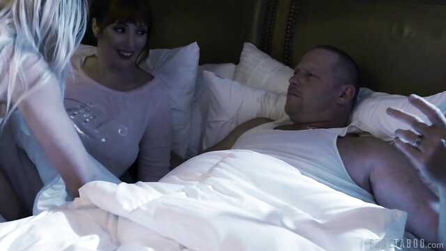 Симуляция коучсерфинга с блондинкой и похотливой парой