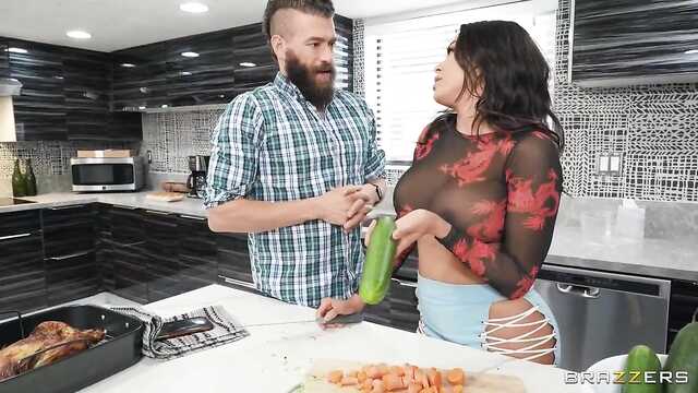 В попку жены - увлекательнее, чем готовить.