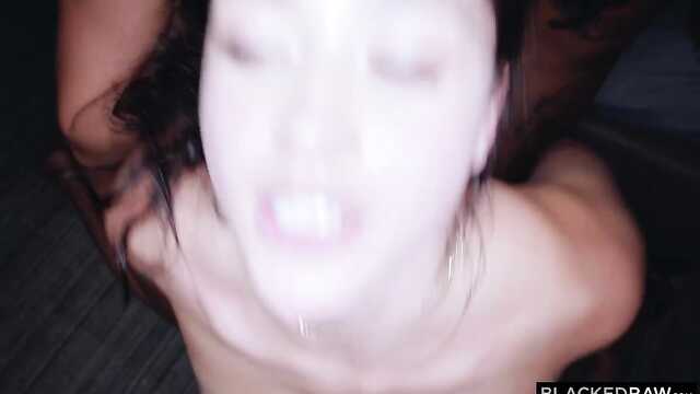 Cuando hay una polla negra, entonces la noche no es aburrida