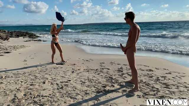 Rosyjska Laska Na plaży daje obcokrajowcowi