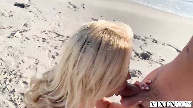 Rosyjska Laska Na plaży daje obcokrajowcowi