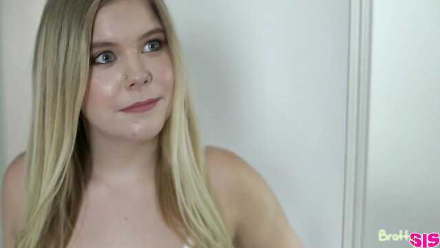 Блондинка не дает прохода знакомому.