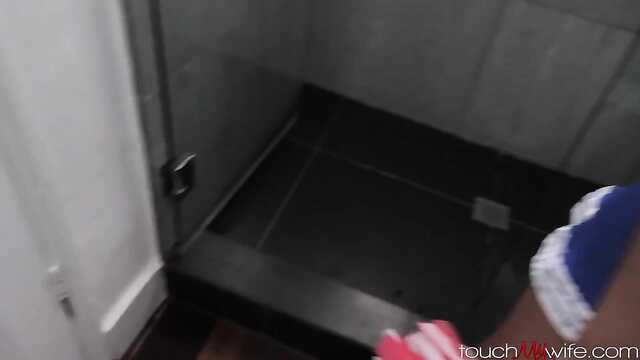 Команда капитанының мүшесін алу үшін чирлидерге барды