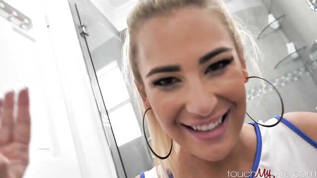 Команда капитанының мүшесін алу үшін чирлидерге барды