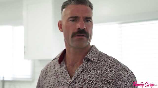 Blonde présente brune avec bite hahal