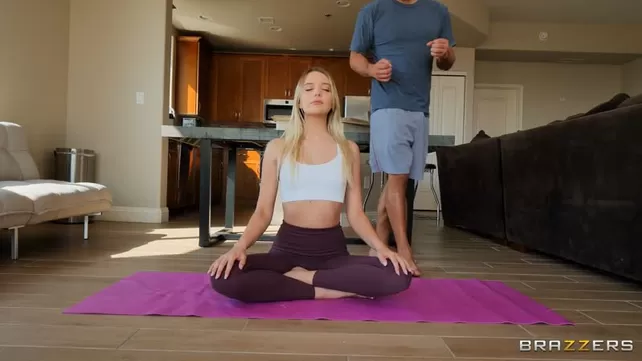 En lugar de meditar rubia eligió el sexo y el chorro