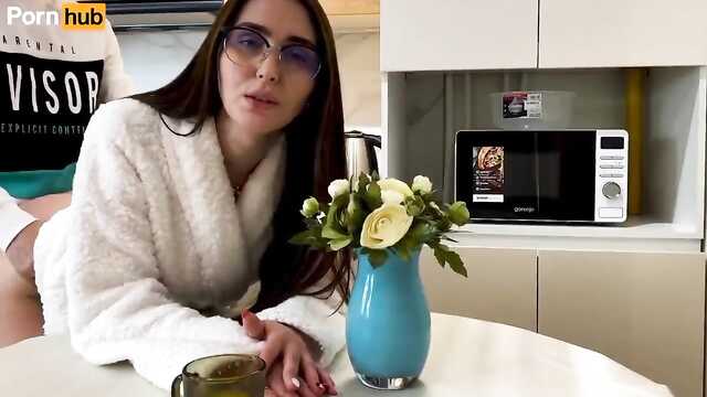 Брюнетка подарила соседу незабываемое удовольствие.