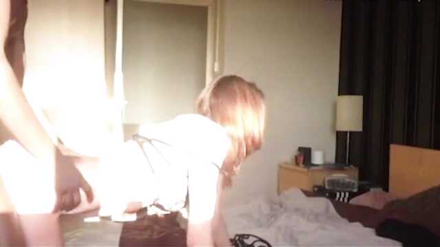 Rudowłosa pochwa płaci za pobyt w pokoju