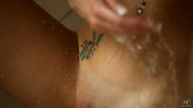 Rubia rusa aceptó masturbarse en la Ducha