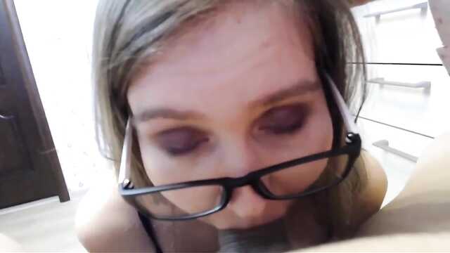 Студентка очкастая сосет как профи.