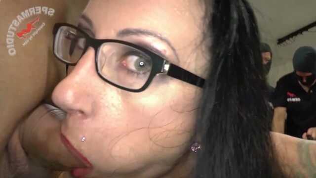 Dziewczyny rywalizują, kto lepiej zamiata