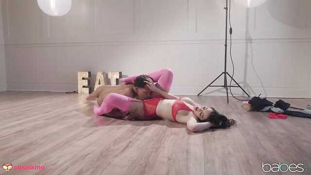 Rozpoczyna drogę w modelu poprzez seks z fotografem