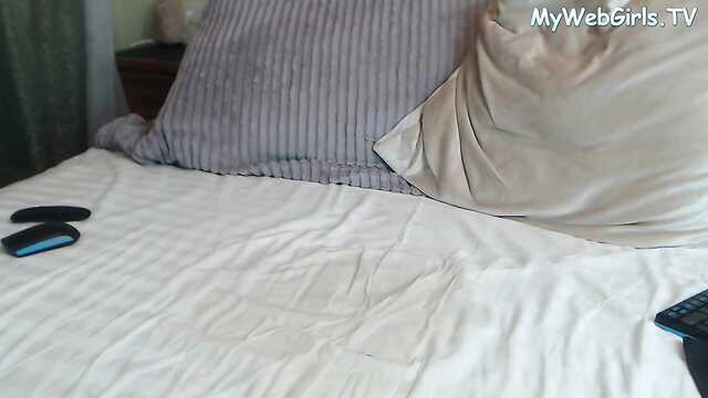 Polish models also know how to masturbate on webcam