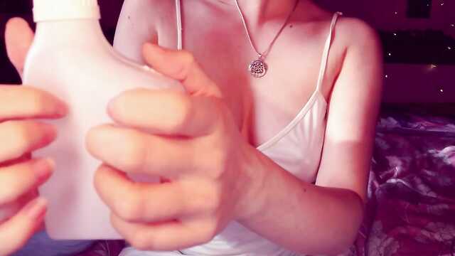 Cycki są dobrze widoczne przez mokrą koszulę nocną na kamerce internetowej